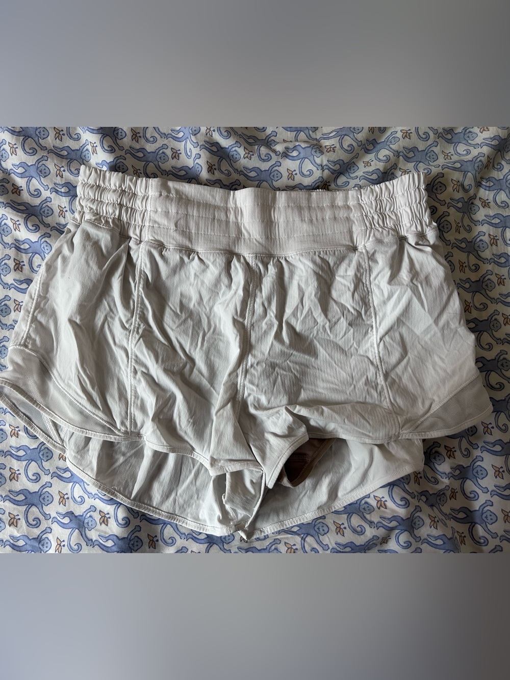 Lululemon HR 2.5 hotty hot shorts